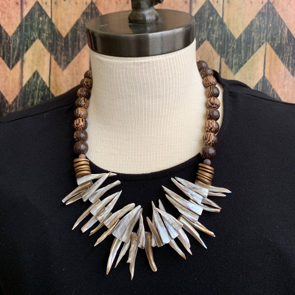Neutral toned statement necklace - Picture 3 of 4
